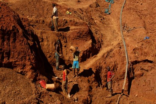 Zimbabwe police ban illegal Gold mining as violence escalates – The  Zimbabwe Mail